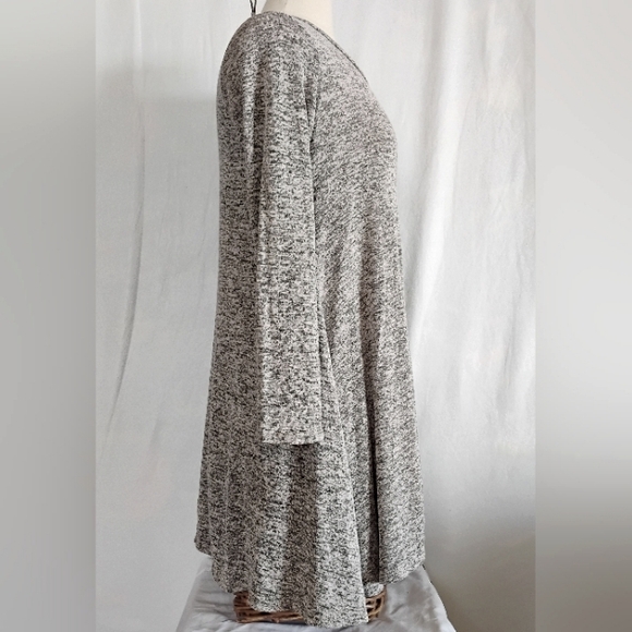 Women's French Atmosphere White & Grey Heathered Flowy Lightweight Knit Sweater - Picture 7 of 14